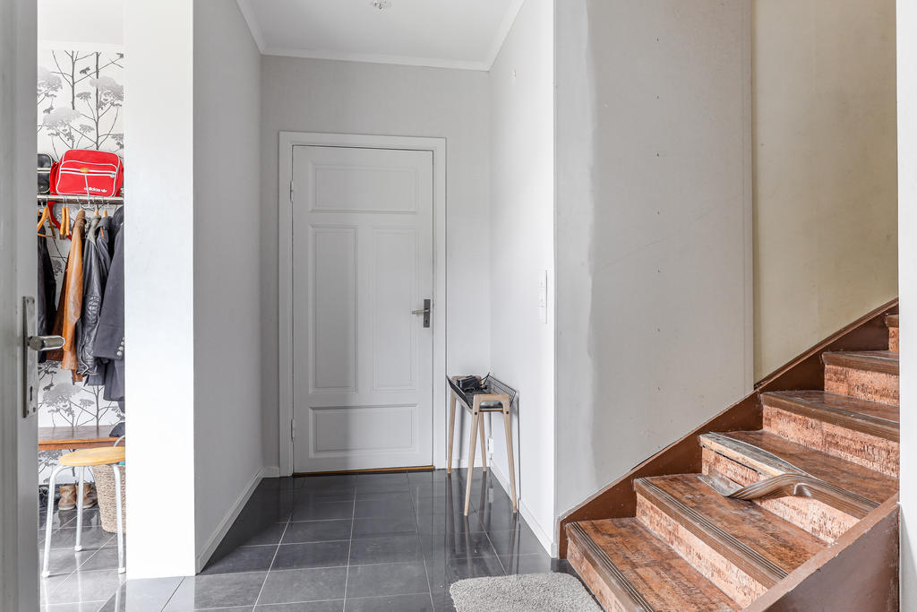 Hall mot badrumsdörr