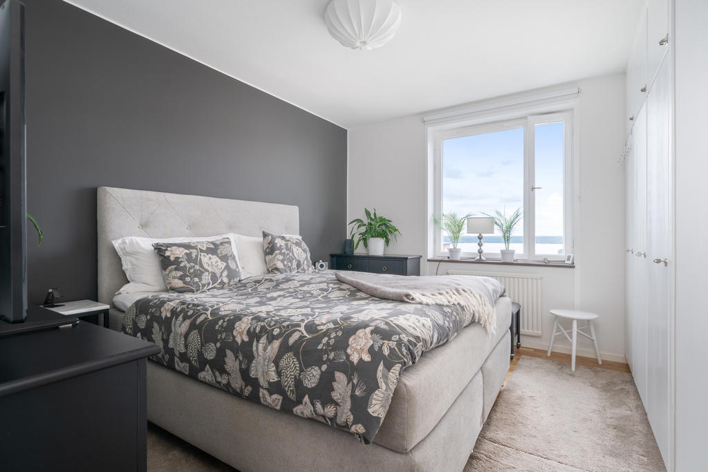 Sovrum 1 med garderobsvägg 