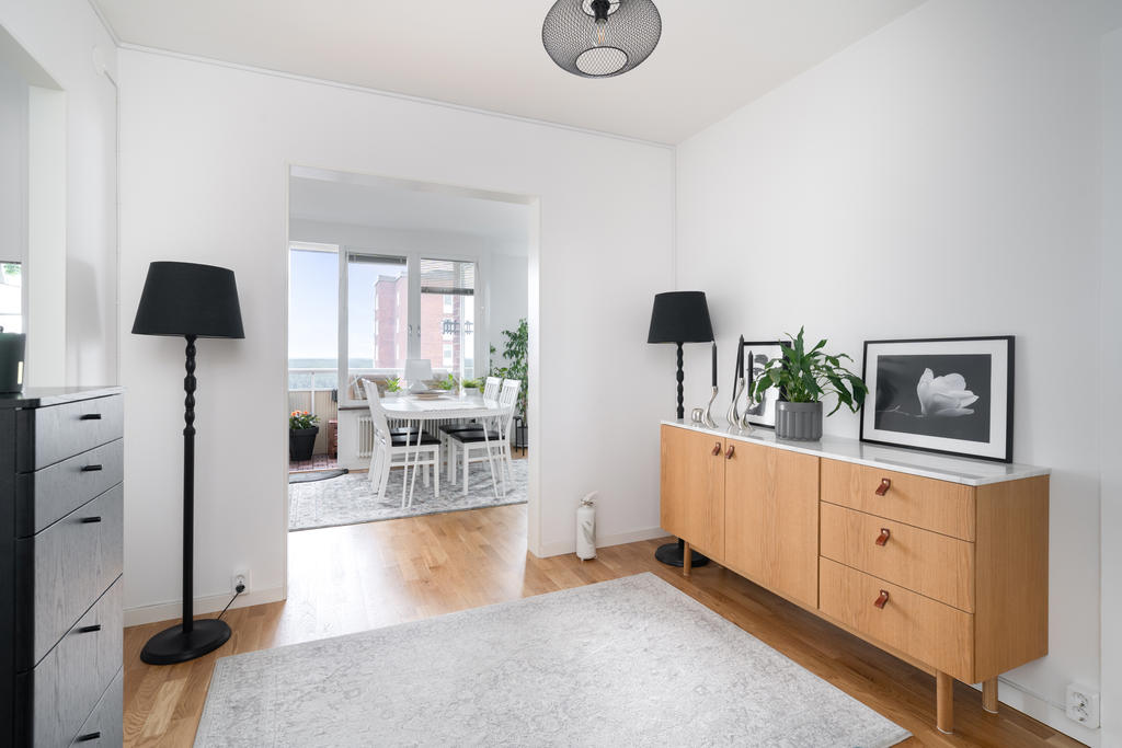 Rymlig hall med plats för förvaring 