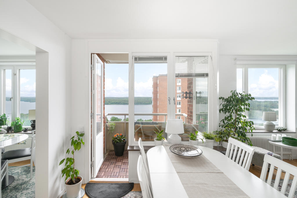 Matplats med utgång till balkong 