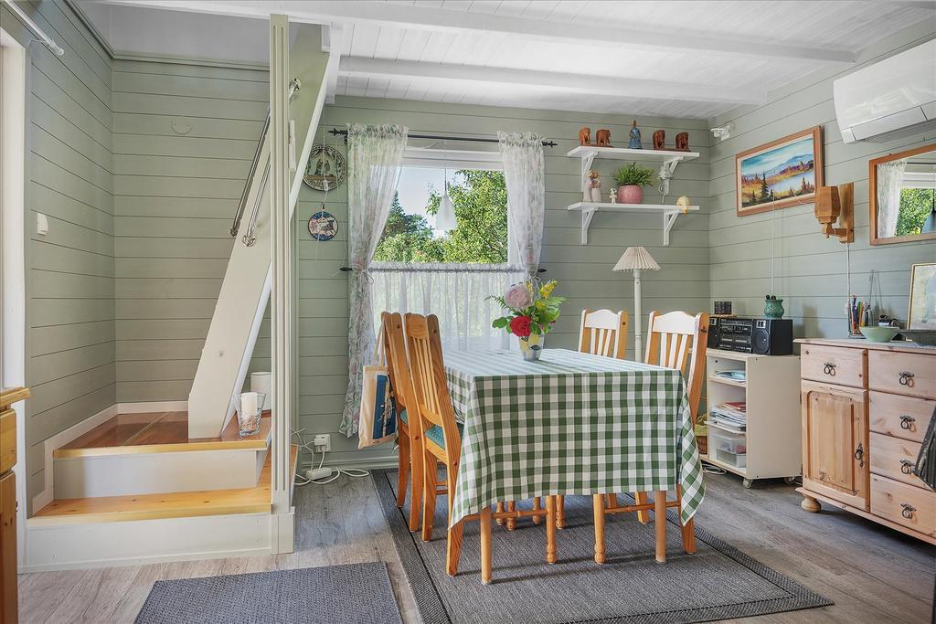 Matplats samt uppgång till ovavåning