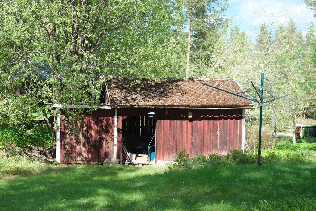 Uthus/vedbod på tomten Säljarens bild. 