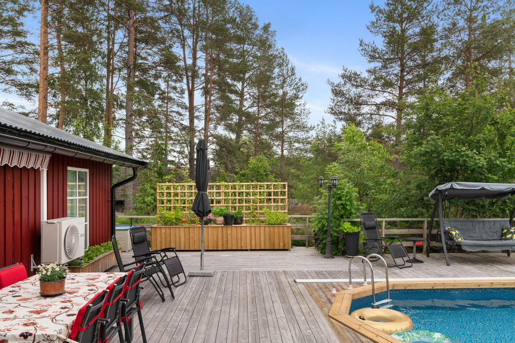 Fina umgängesytor vid poolen