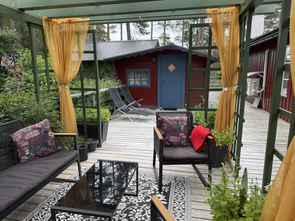 Pergola och gästhus 1