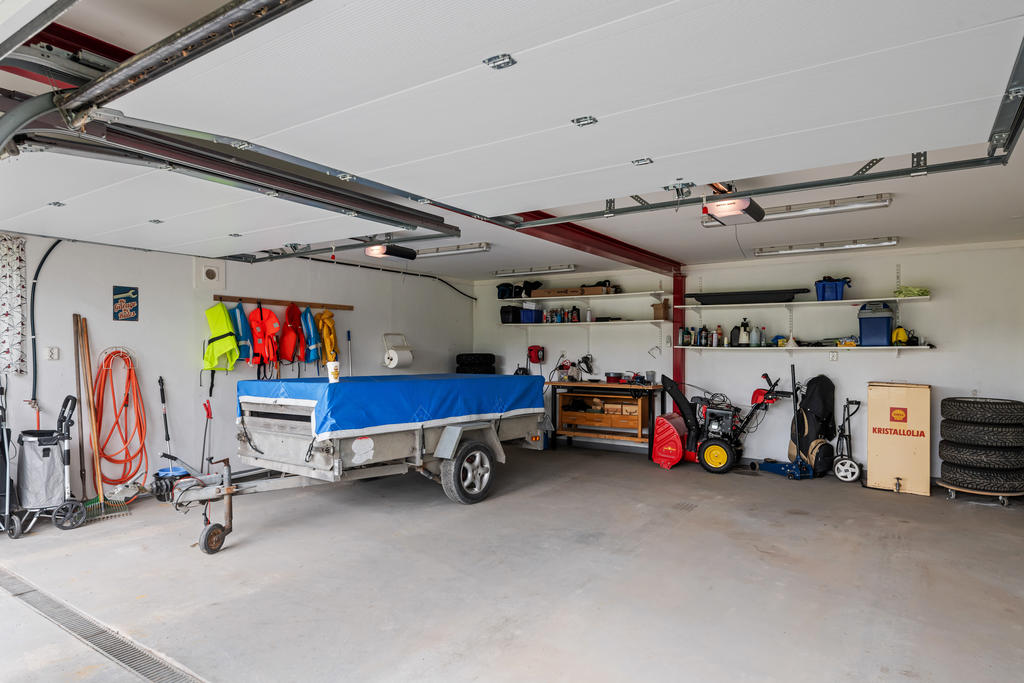 Interiör garage/gästrumshuset