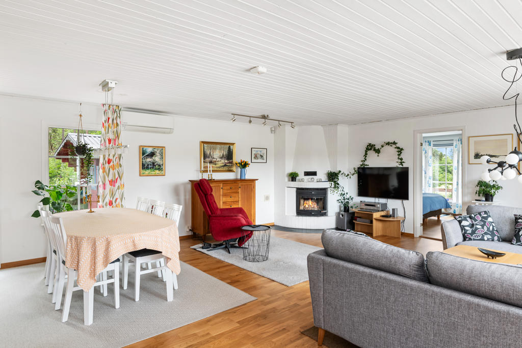 Stort vardagsrum med plats för soffgrupp och matmöbler