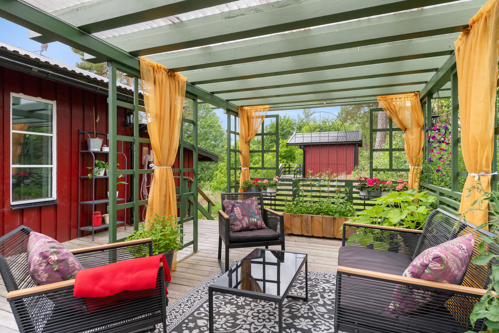 Pergola med gäststuga 2 i bakgrunden