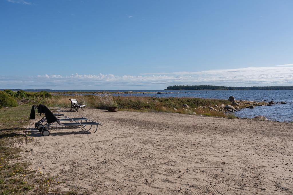 Sandstrand precis nedanför huset 