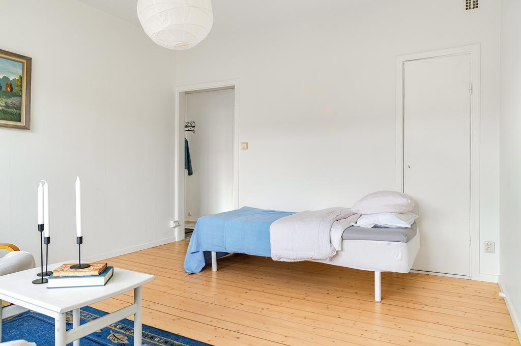 Rummet med plats för fler möbleringar och inbyggd garderob