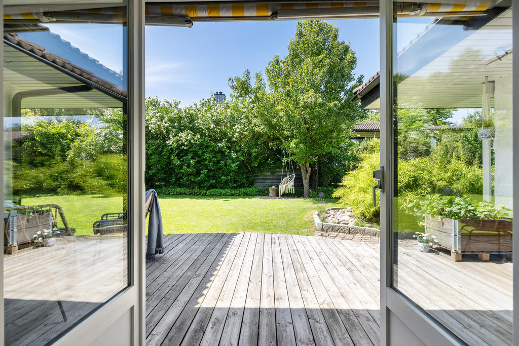 Utgång från vardagsrummet till terrassen och trädgården