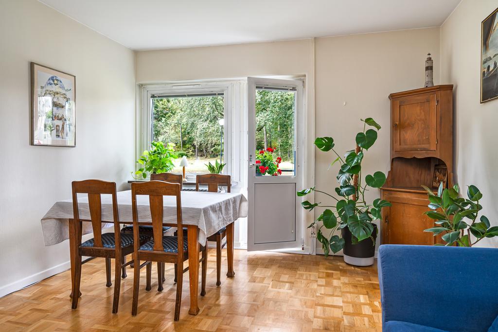 Plats för matbord och utgång till balkong 
