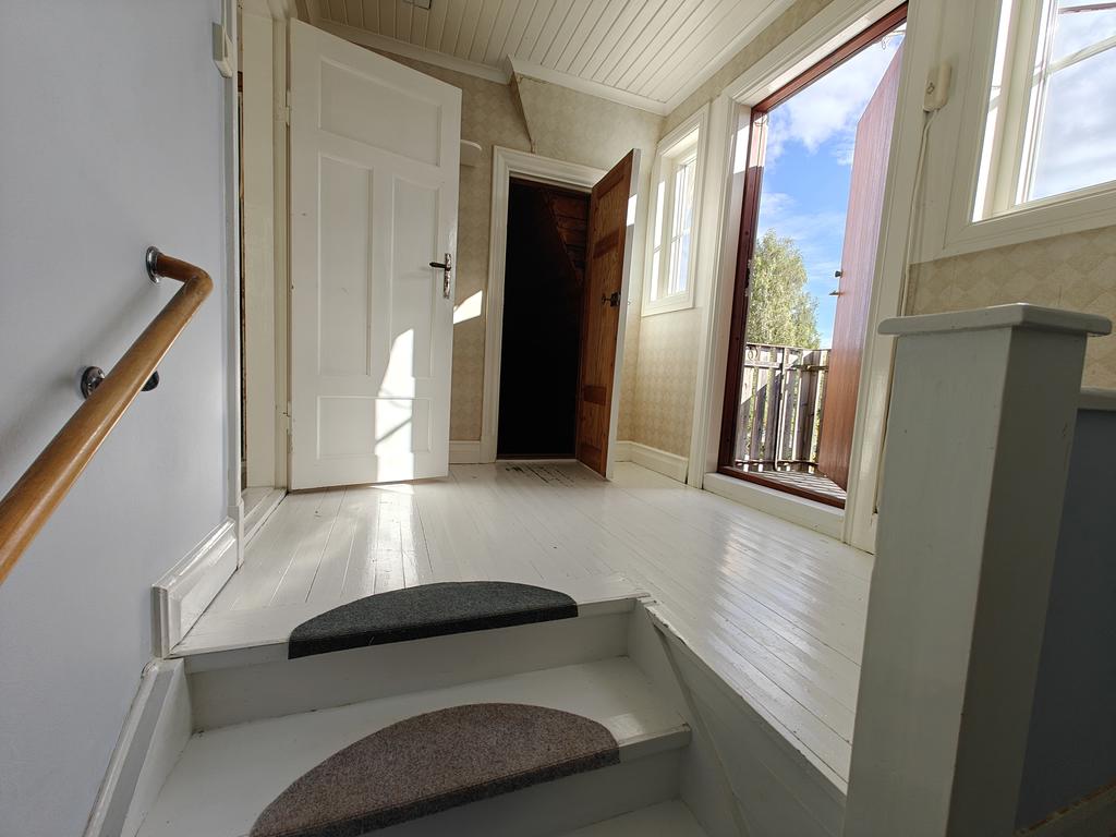 Övre hall, Säljarnas egna bild på insidan