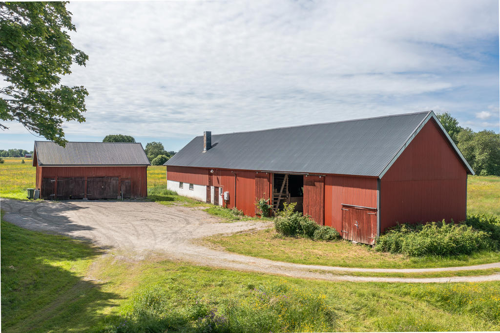 Ekonomibyggnad/Ladugård och uthus på tomten.