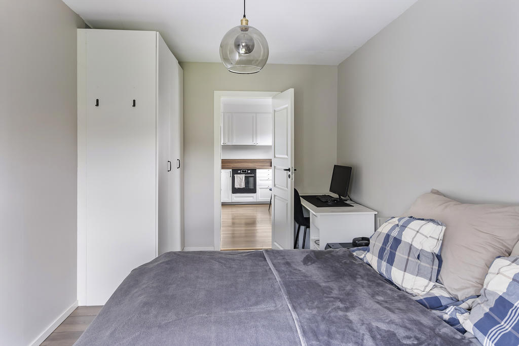 Plats för skrivbord och bra förvaring i sovrum
