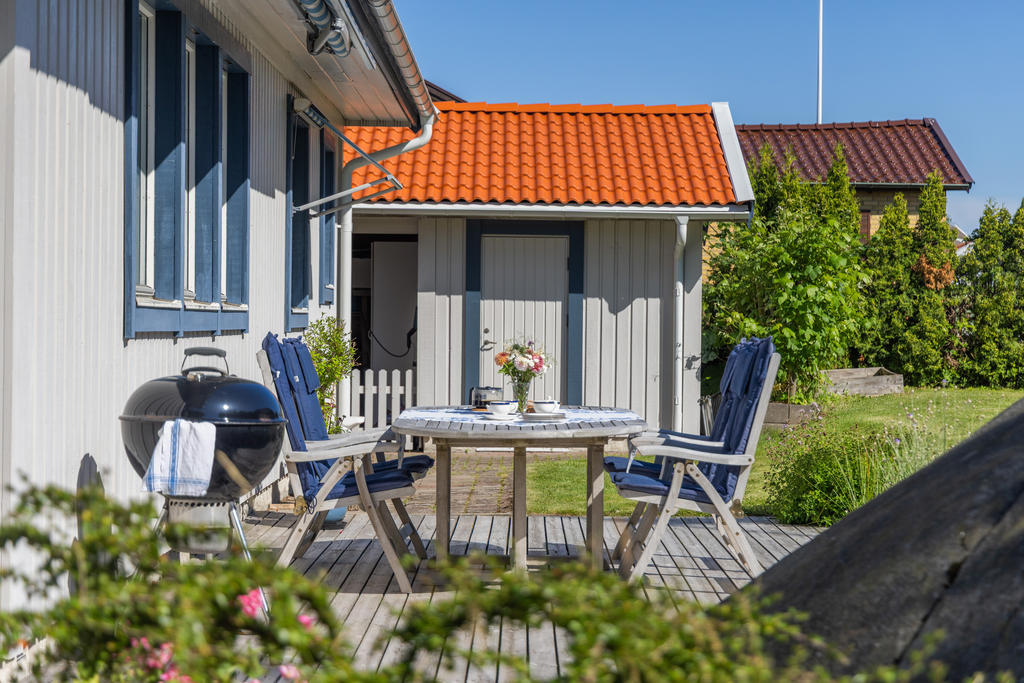 Baksidan erbjuder sol under stora delar av dagen och blir en naturlig samlingsplats för sommarens måltider och umgänge