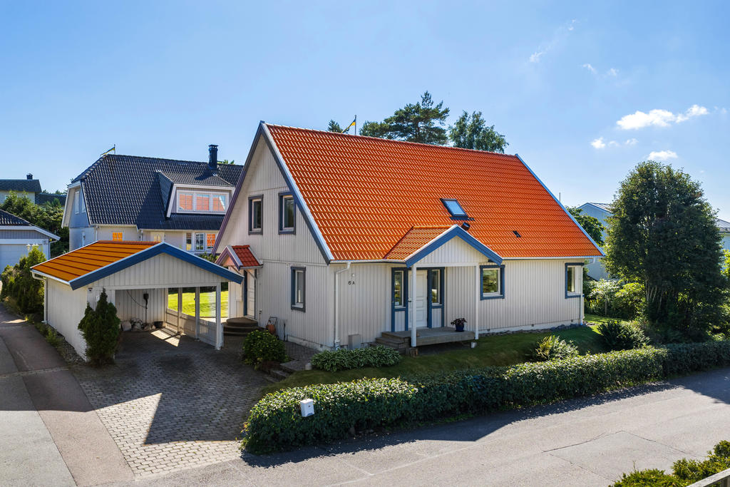 Detta är ett hus som måste upplevas på plats. Varmt välkomna på visning!