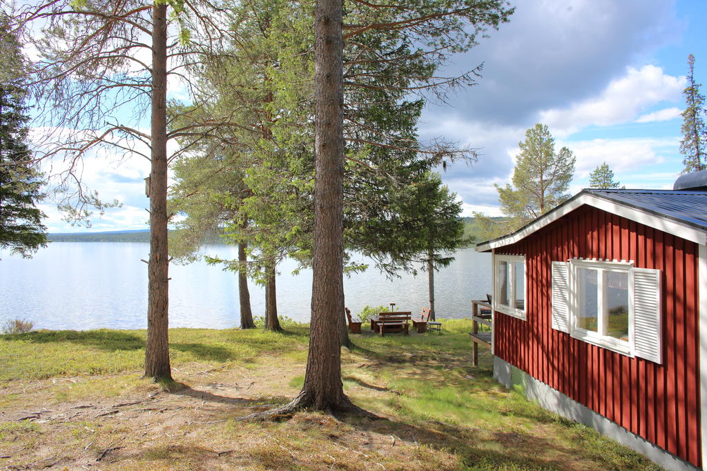 Strandnära tomt med servitut för båt- och badplats