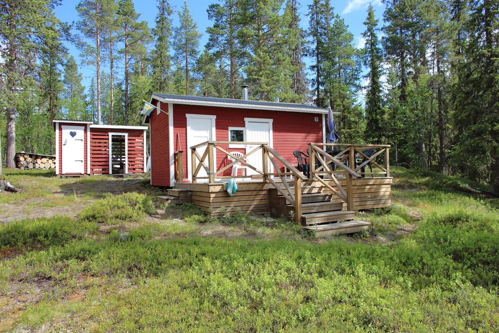 Bastubyggnad med en rymlig altan