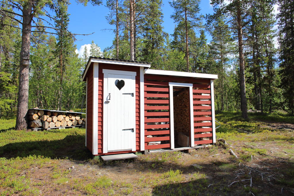 Torrklosett och vedbod