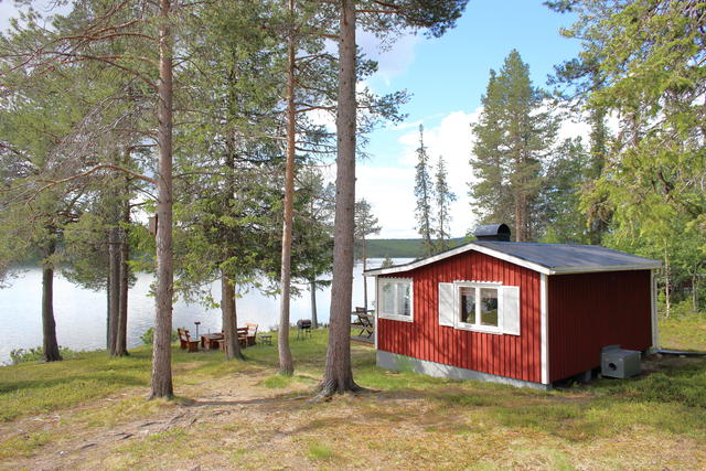 Jukkasjärvi 6:12, ett välskött fritidshus med toppenläge efter Vuolusjärvivägen 