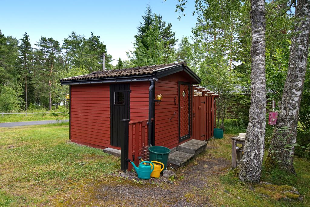 Förrådsbyggnad med vedbod