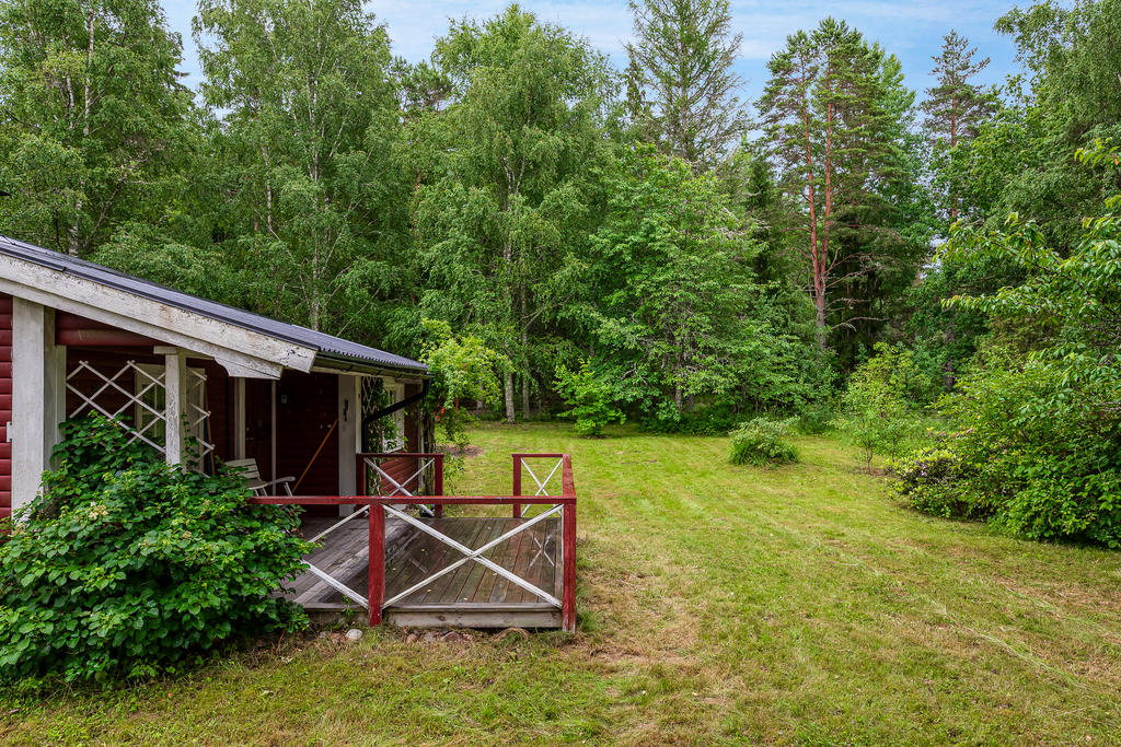 Plan tomt med skog och sjö som närmaste grannar