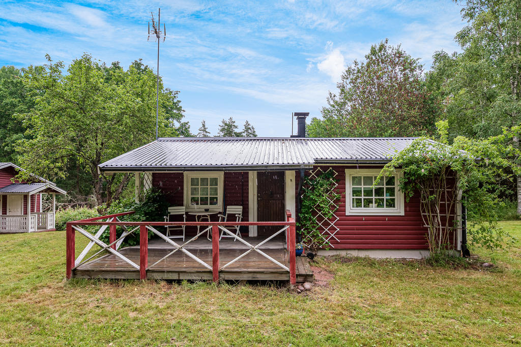 Altan och gästhuset till vänster