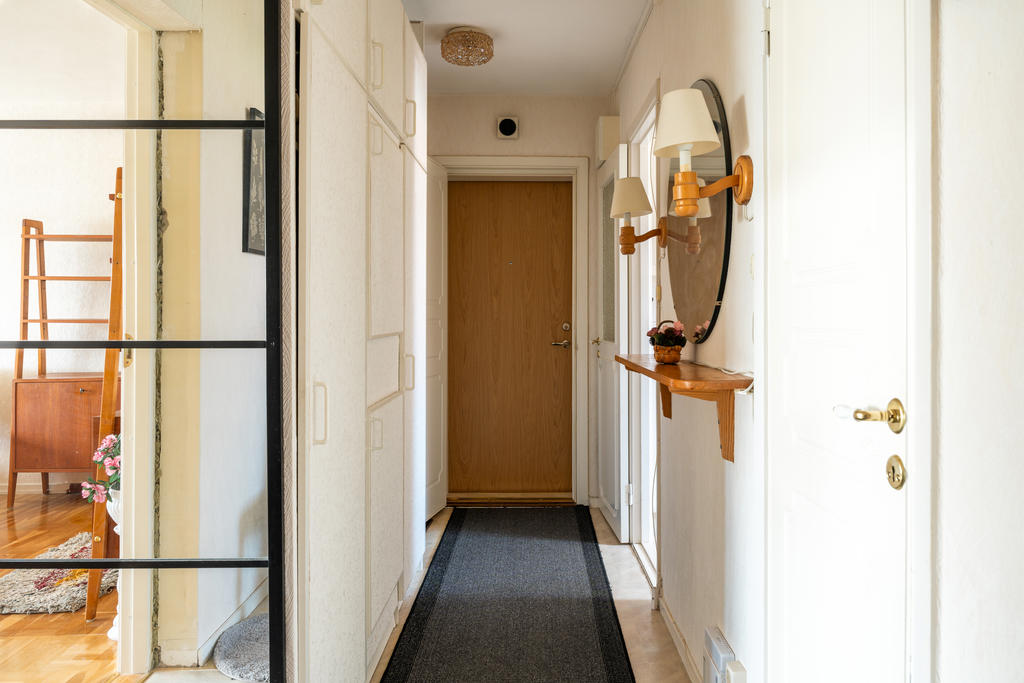 Entré/hall med garderober och klädkammare