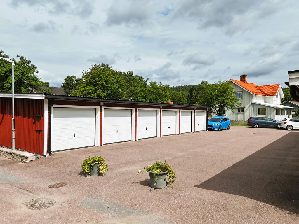 Garage som tillhör fastigheten.