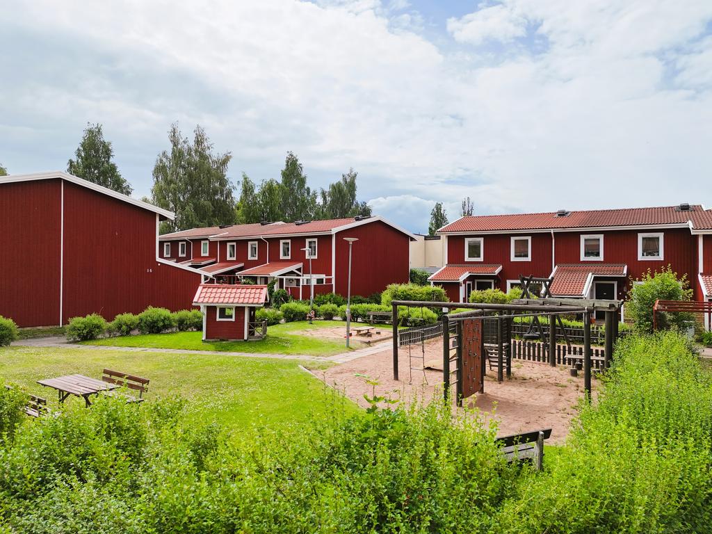 Utsikt från verandan. Här kan barnen smita över till parken genom häcken.