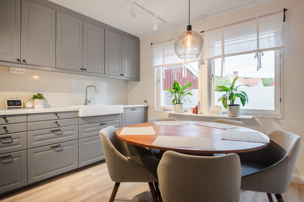Plats för matgrupp vid fönstret.