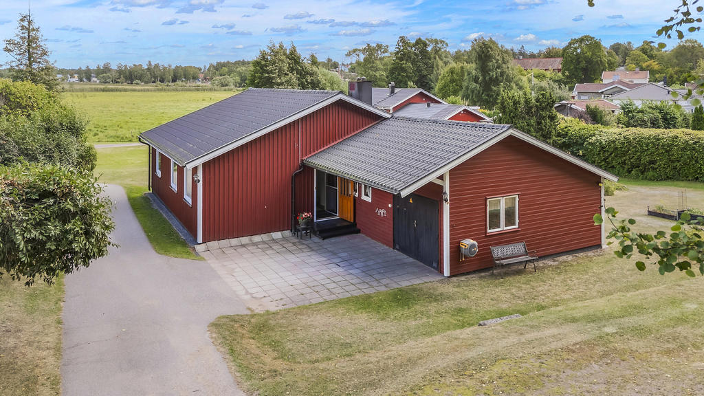 Vidbyggt garage och förråd