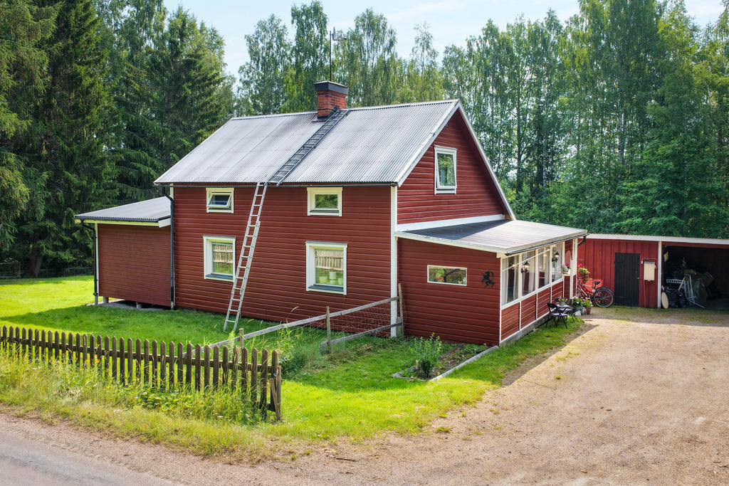 Vy från Galvvägen som går förbi precis utanför fastigheten.  Fasad i norr. 
