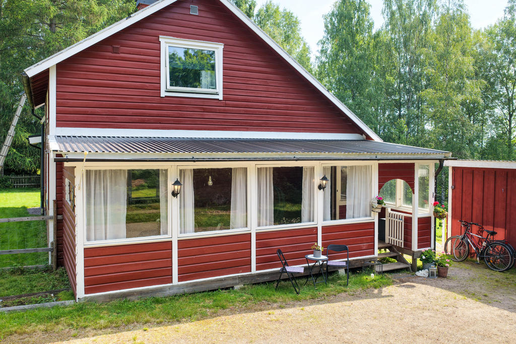Inglasad altan och entré i väster. 