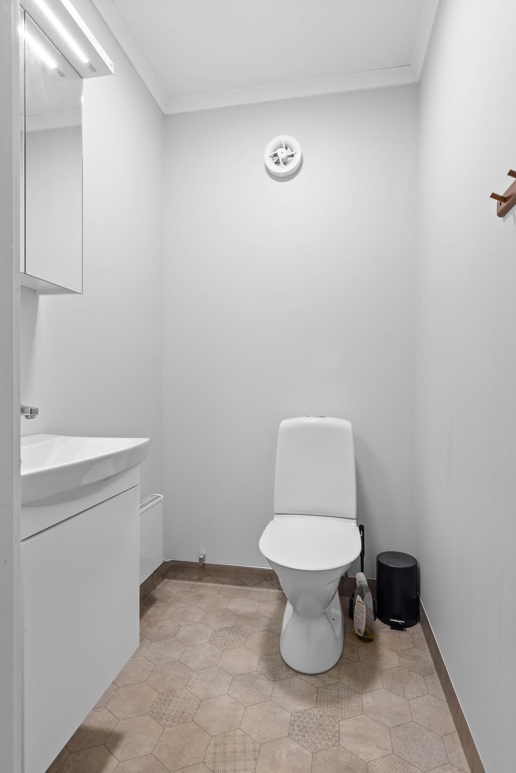 Toalettrum beläget i den nybyggda delen av huset.