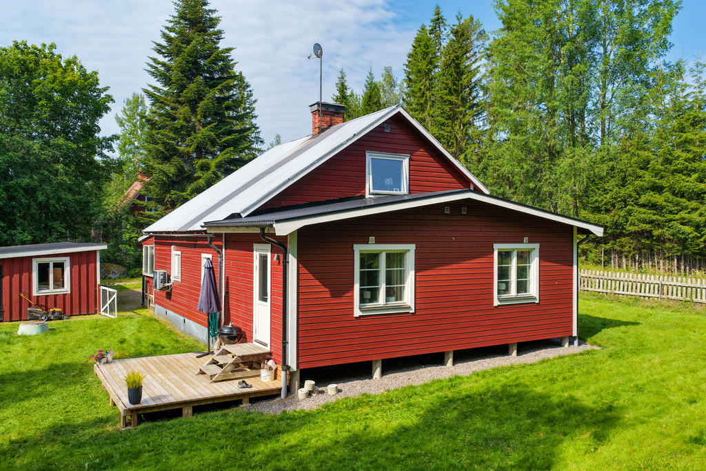 Mindre trädäck i söderläge. 