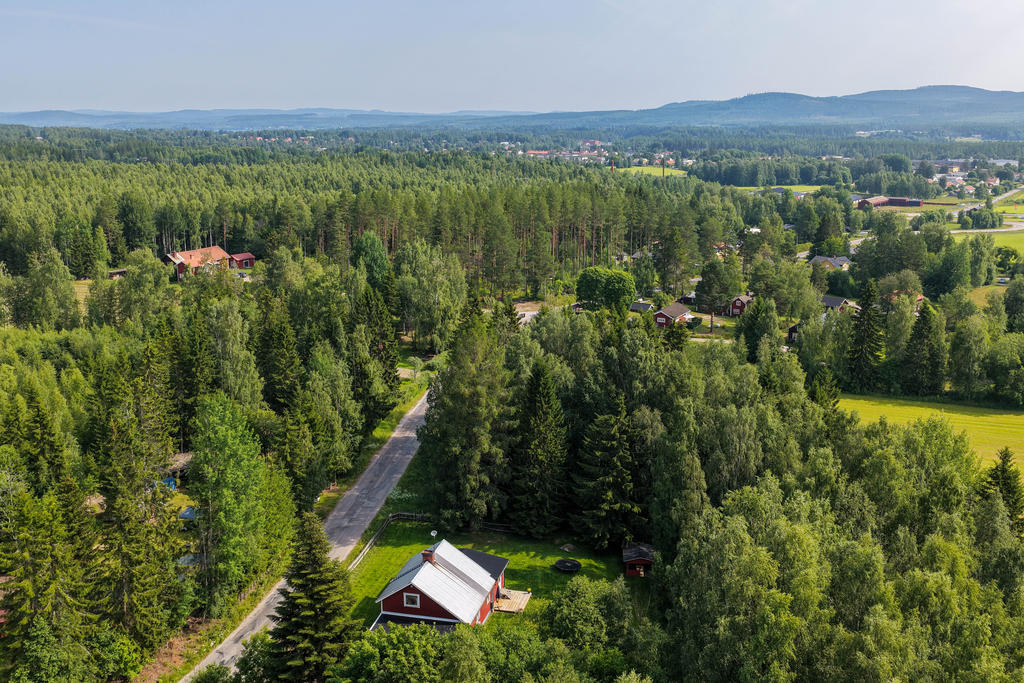 Vy mot öster, in mot Arbrå. 