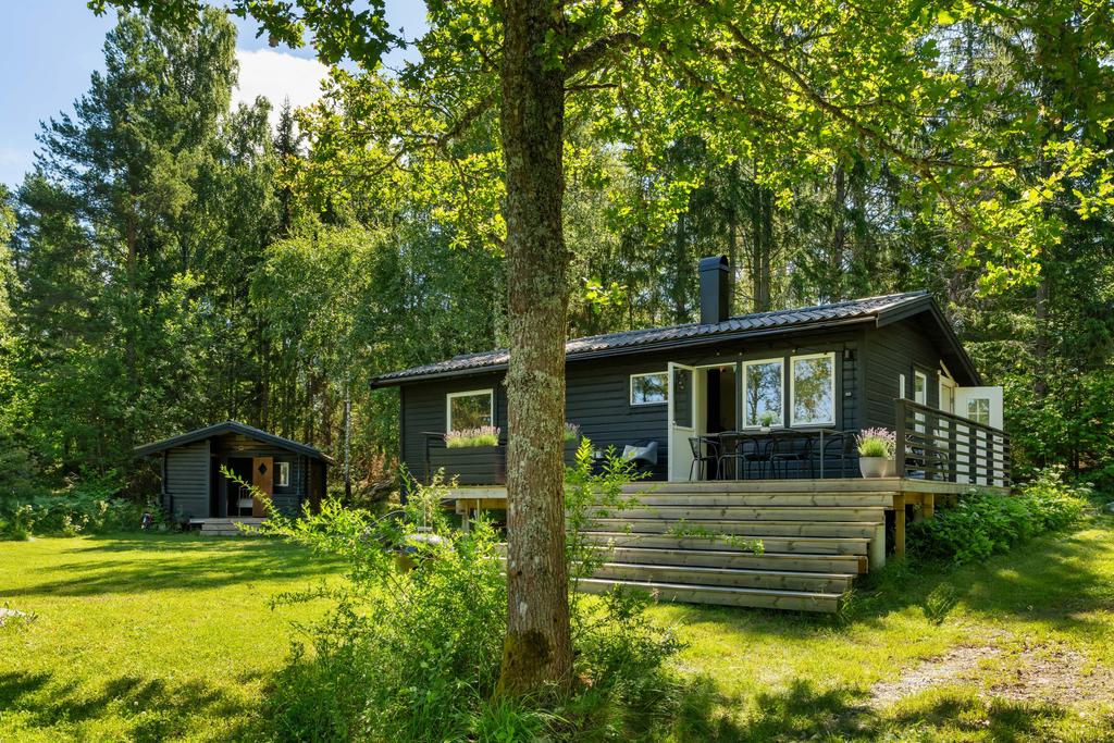 Välkomnande trappa upp till altanen och ingången