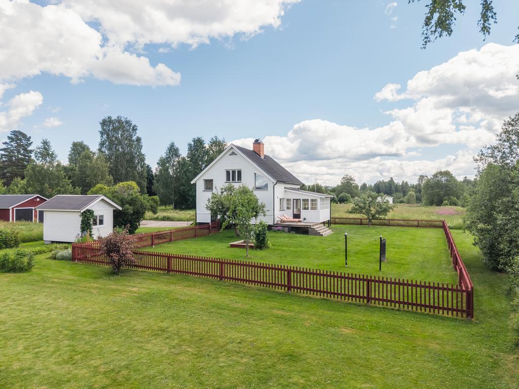 En villa inringad av staket ger trygghet och säker lek för både djur och små barn.
