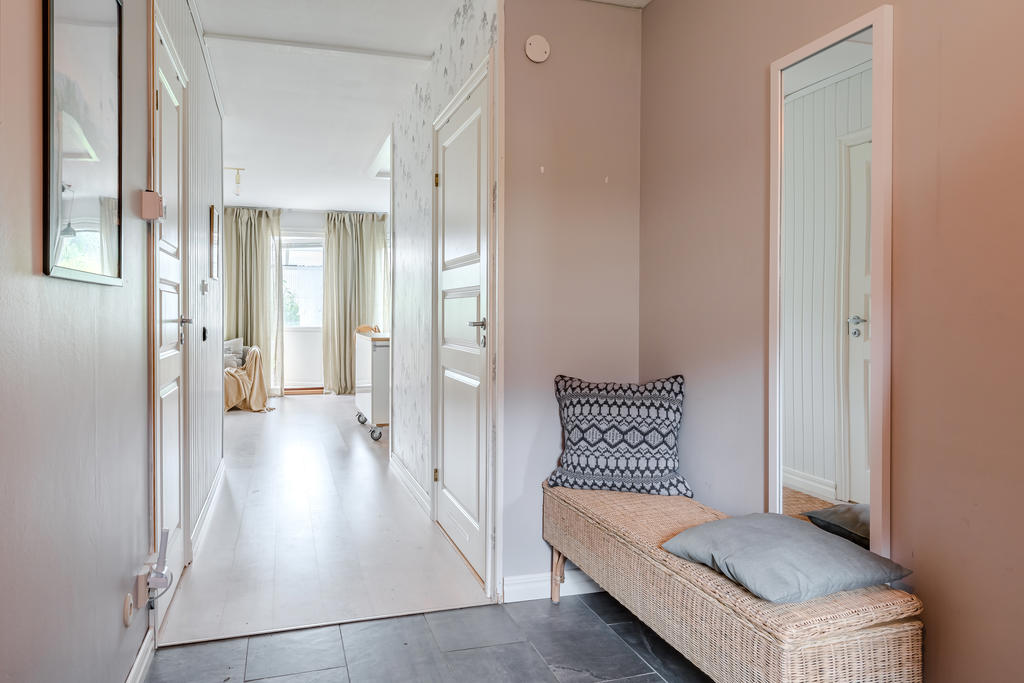 Välkomnande hall med klädkammare direkt till vänster. 