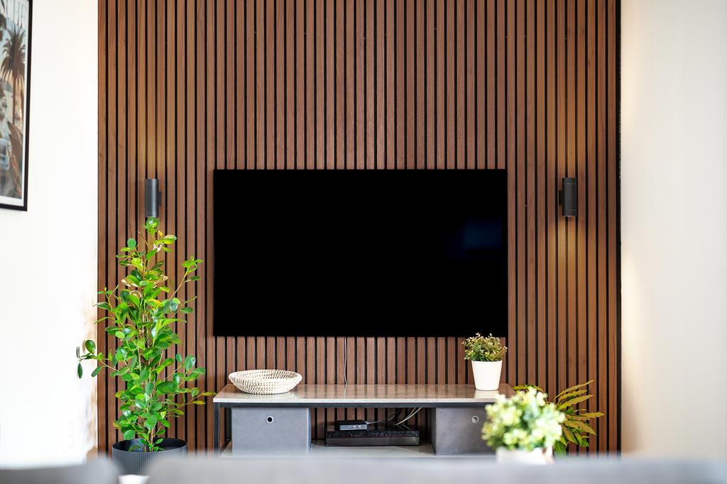 Akustikpanel och vägglampor bjuder in för härliga TV-kvällar.