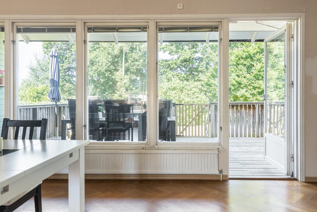 Utgång till uteplats och trädgård