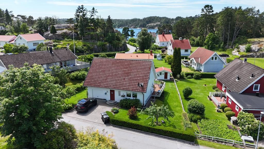 Inbyggt garage och plats för två bilder utanför huset.