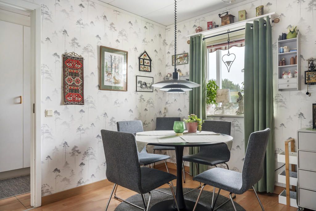 Trevlig matplats vid fönstret i samband med köket