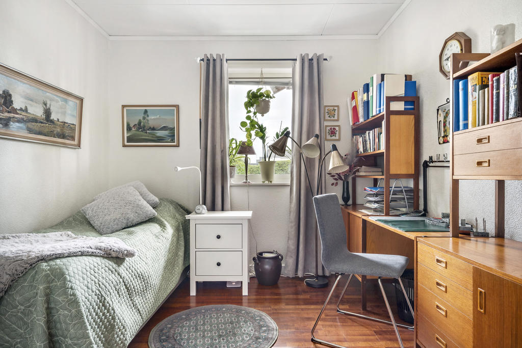 Sovrum med garderober längs med ena  väggen