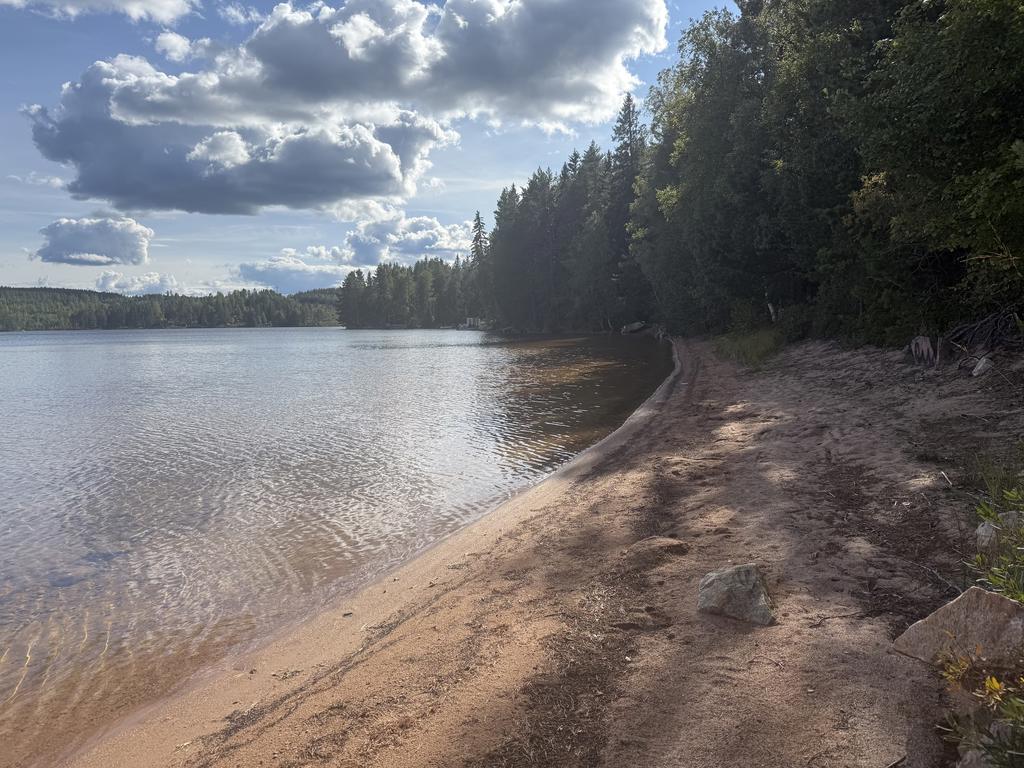 Stranden som ligger ca 500 m från huset (säljarens egen bild).