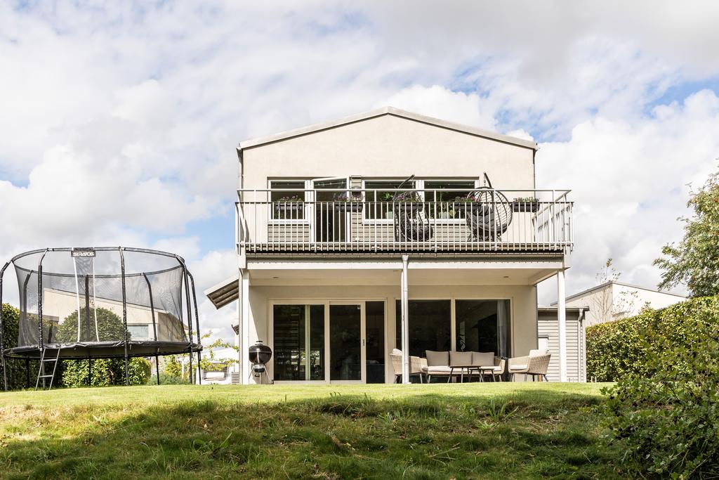 Den stora balkongen löper längs husets övre plan och ger gott om plats för utemöbler.