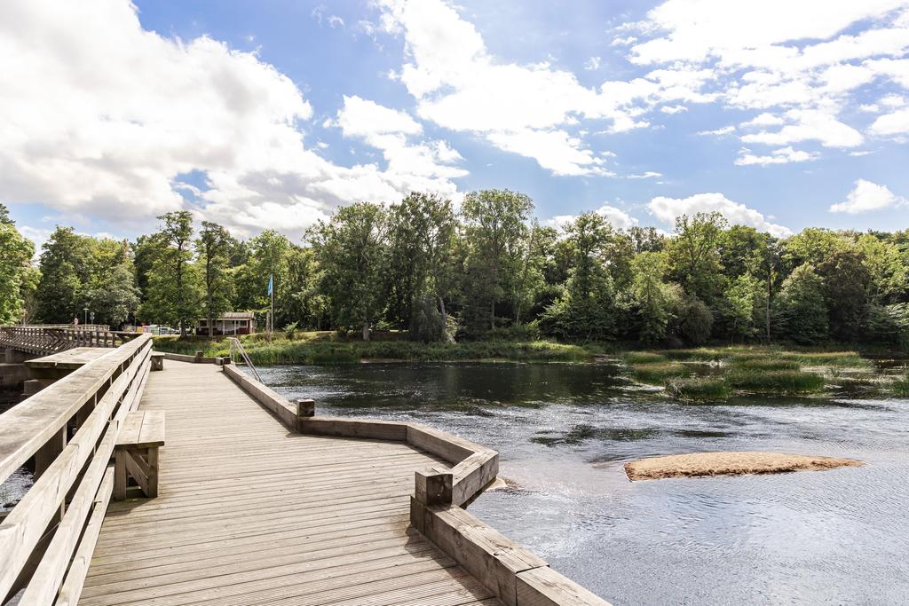 Ätran och Vallarnas friluftsområde finns på nära avstånd från bostaden.