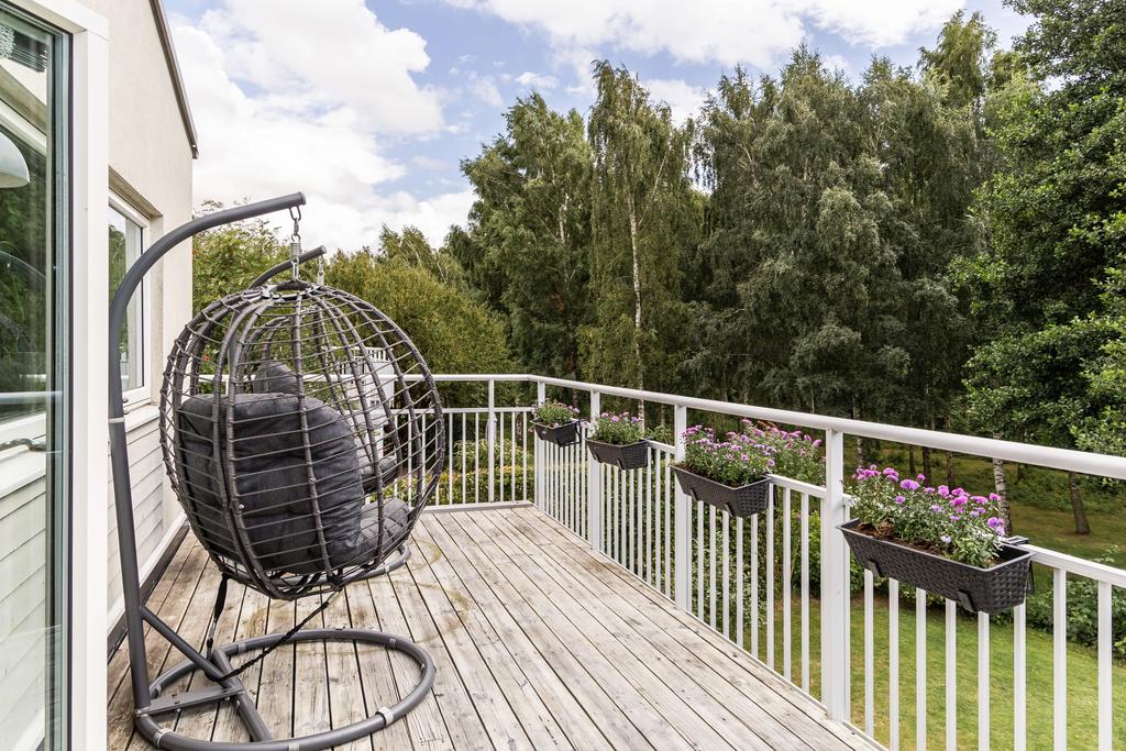 Balkongen blir en naturlig förlängning av allrummet under årets varmare månader.