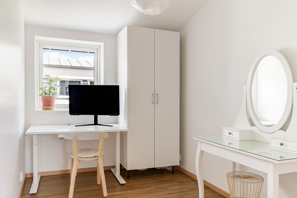 Sovrum med plats för både förvaring och arbetsplats.